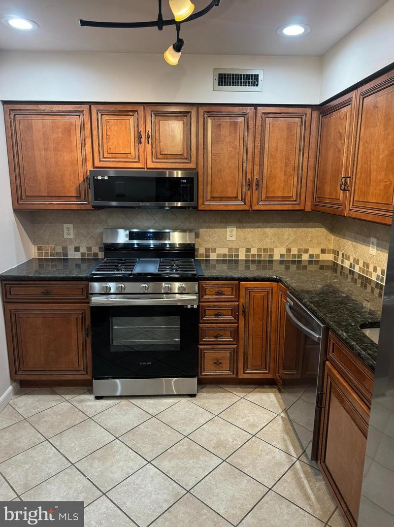 45203 Delaire Landing Rd, Philadelphia, PA 19114-5317