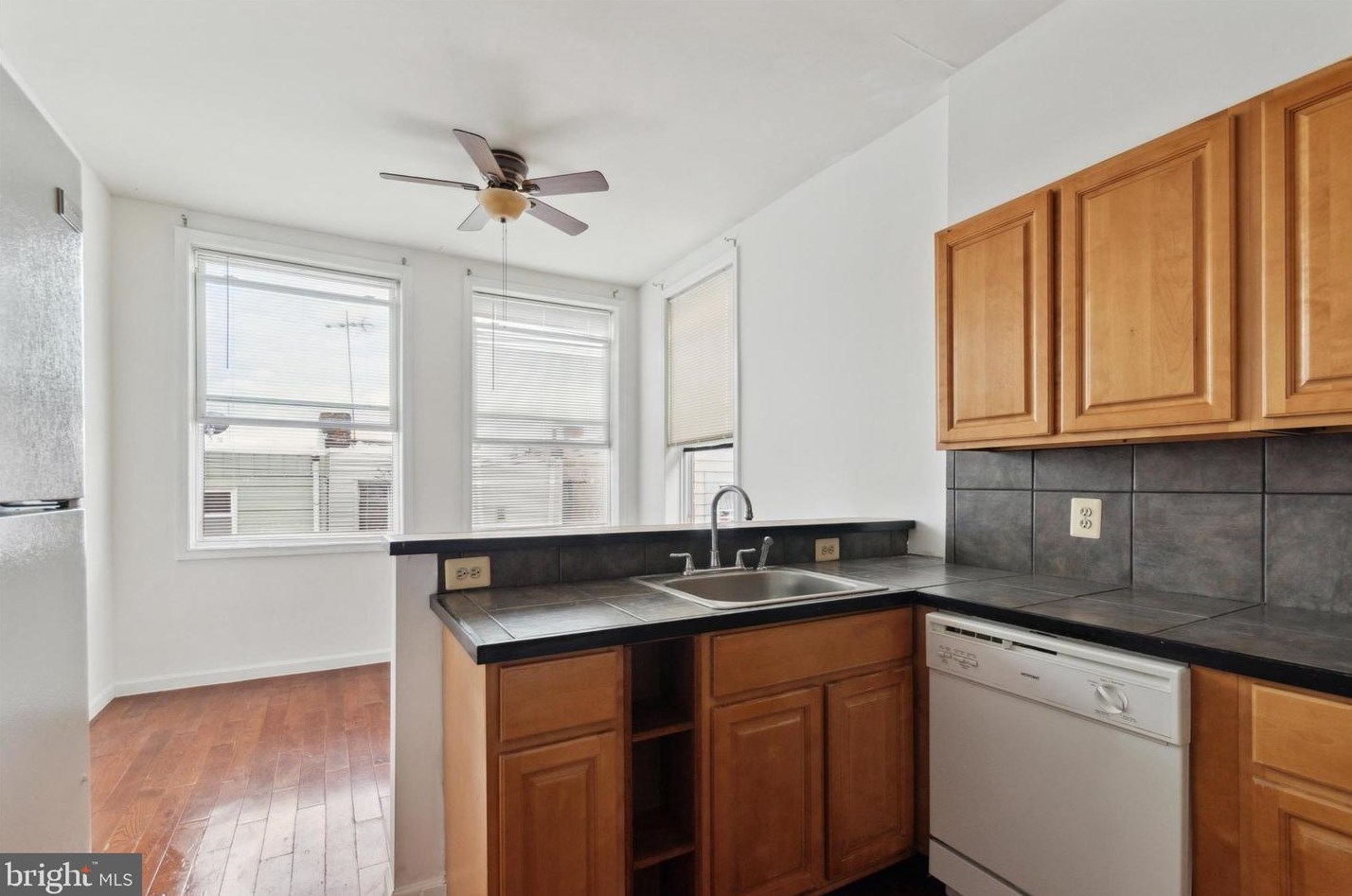 1018 Jackson St #2, Philadelphia, PA 19148