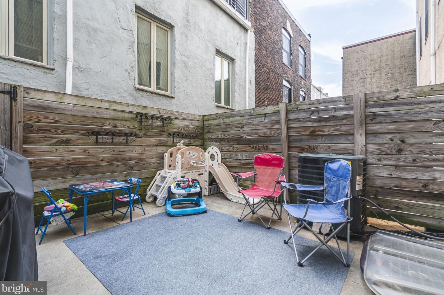 2323 Thompson St, Philadelphia PA  19125-3628 exterior