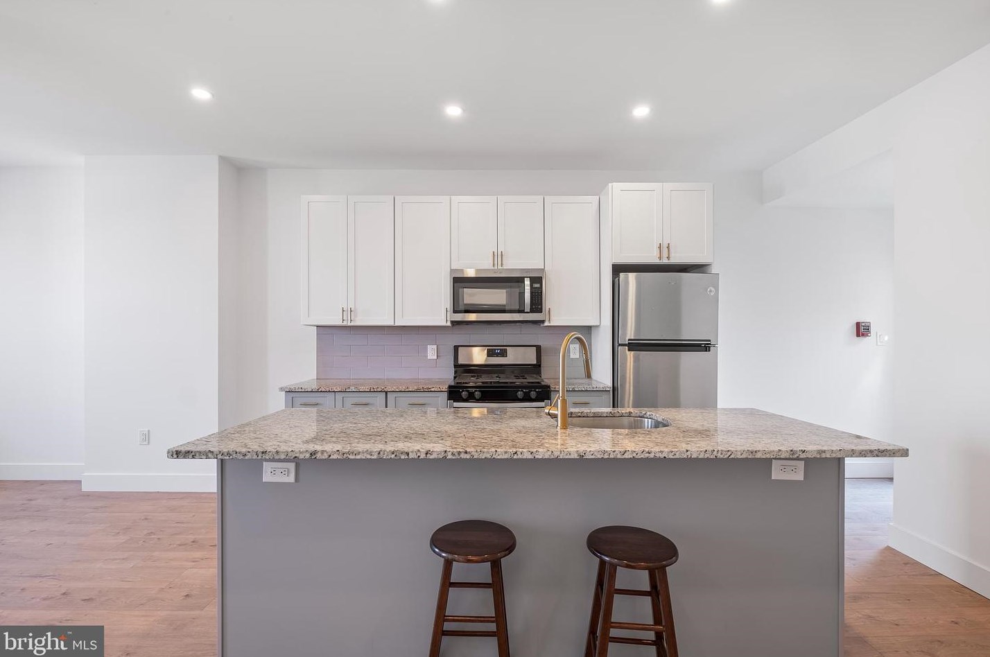 914 Snyder Ave, Philadelphia PA 19148-2312 exterior