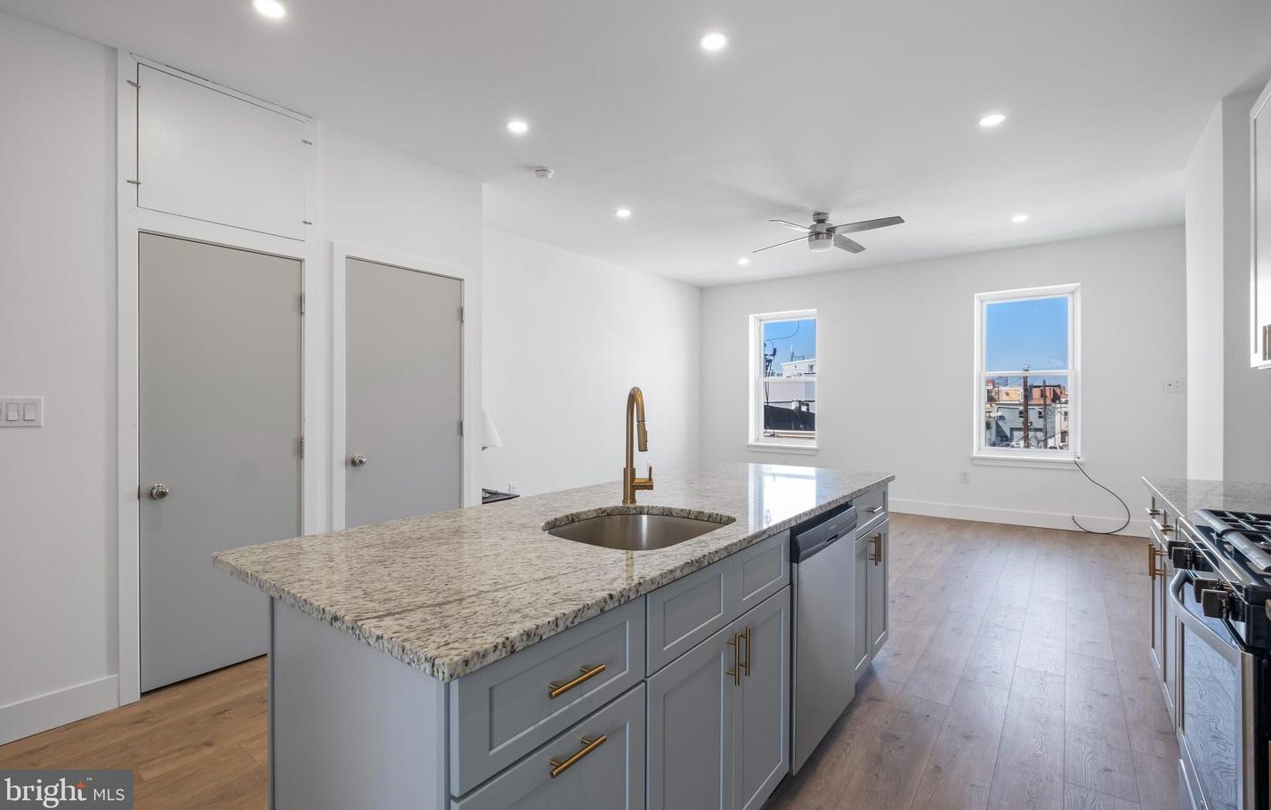 914 Snyder Ave, Philadelphia PA 19148-2312 exterior