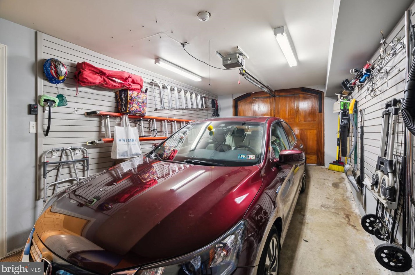 2040 Wallace St, Philadelphia PA 19104-1425 exterior