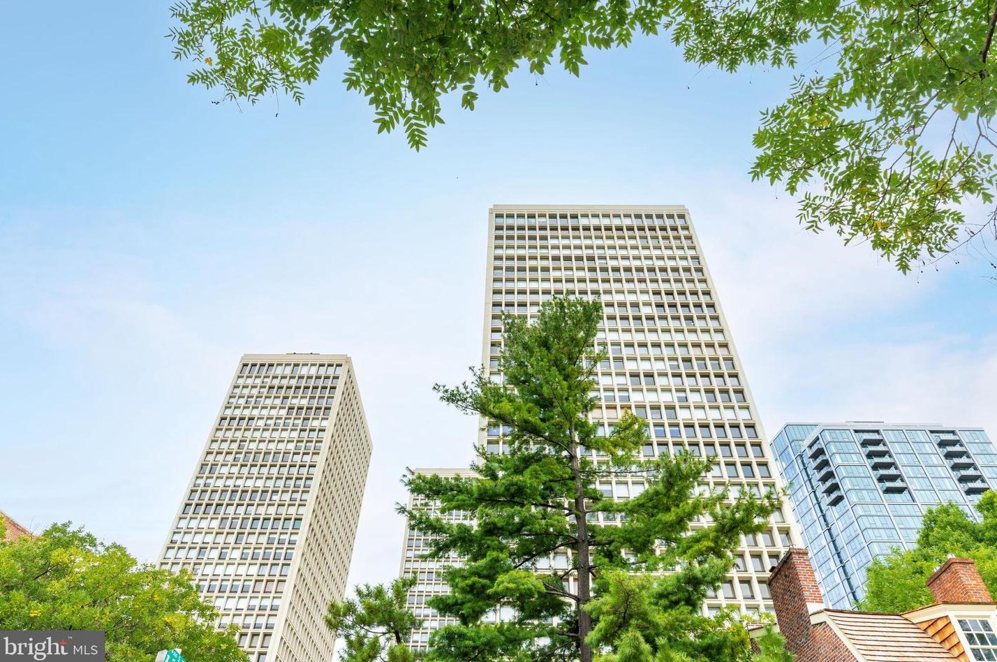 130 Spruce St, Philadelphia PA  19106-4319 exterior