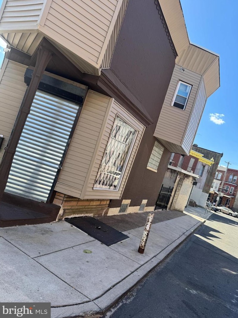 2728 Sydenham St, Philadelphia, PA 19132-2223