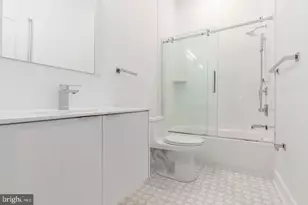 90 E Laurel St, Philadelphia, PA 19123 - Photo 12