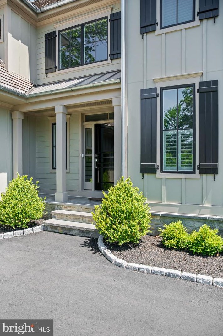 144 Meade St, Philadelphia, PA 19118-3810