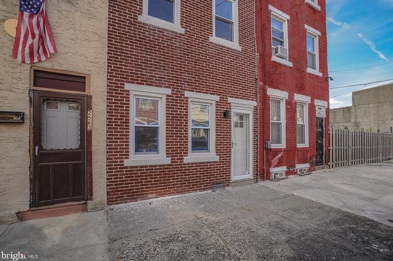 2561 Emerald St, Philadelphia, PA 19125-1329