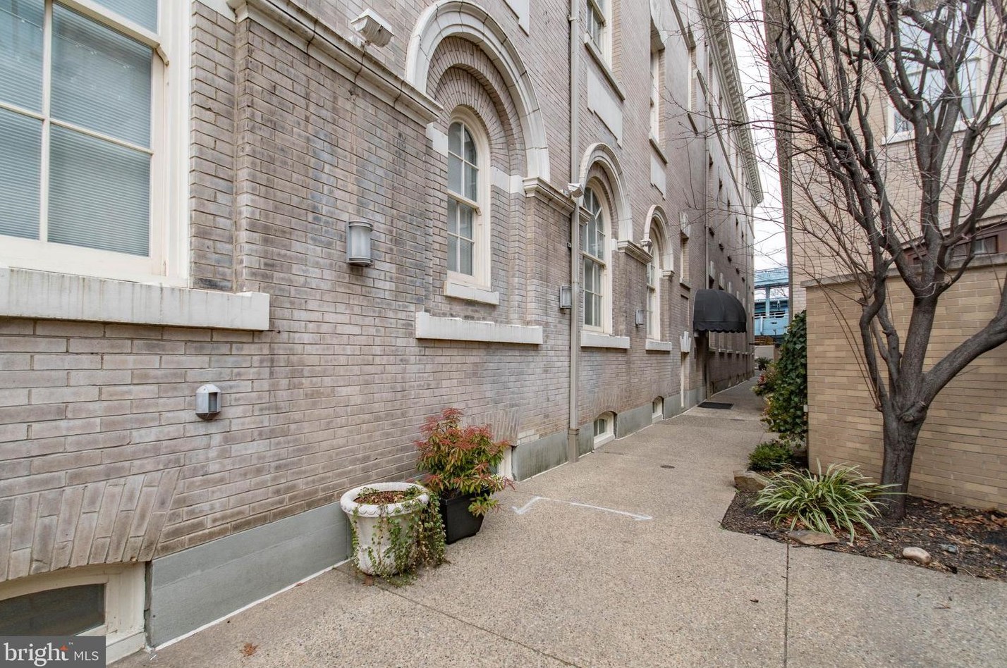 323 Race St Apt B, Philadelphia, PA