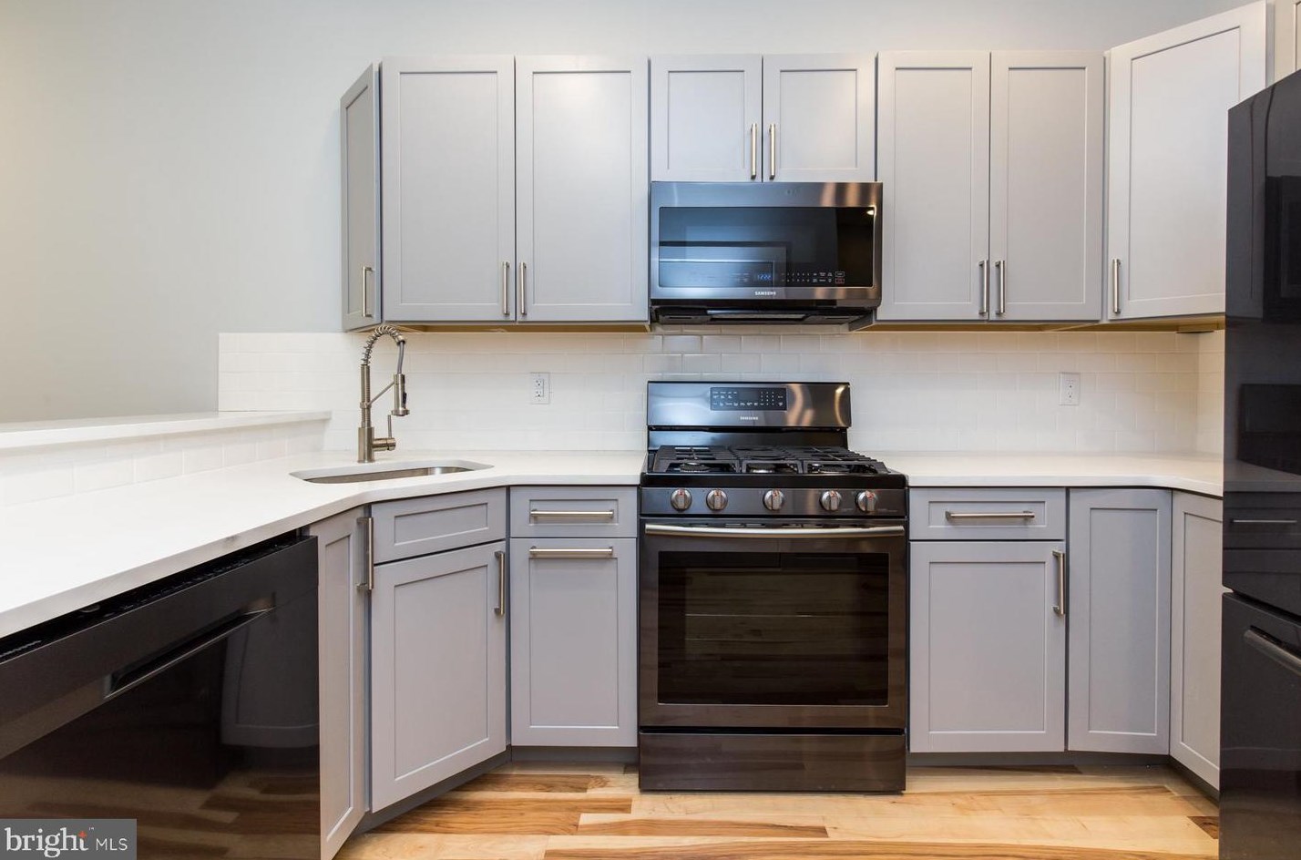 1142 Frankford Ave, Philadelphia, PA 19125-4118