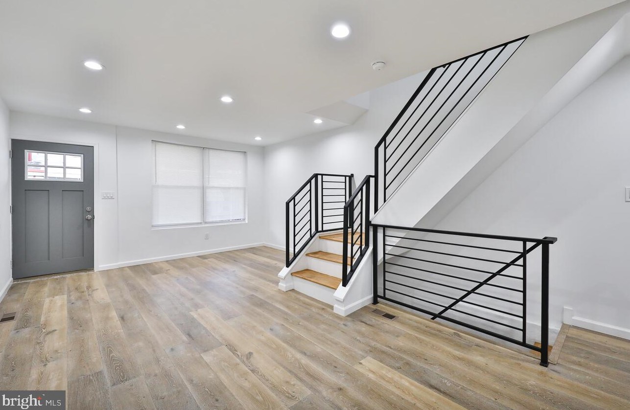 911 Alden St, Philadelphia, PA 19143-2715