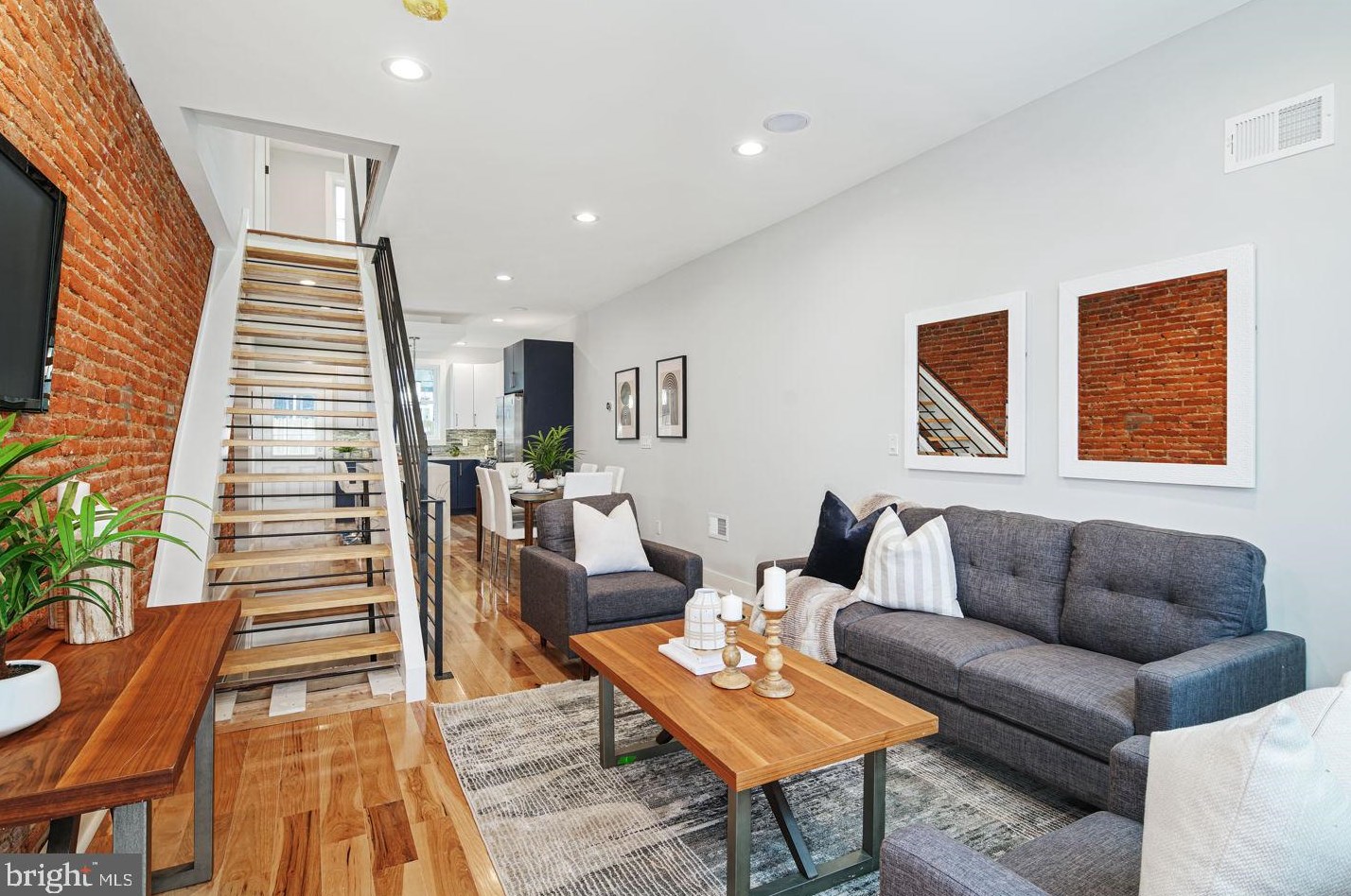 2120 Arizona St, Philadelphia, PA 19125-2022