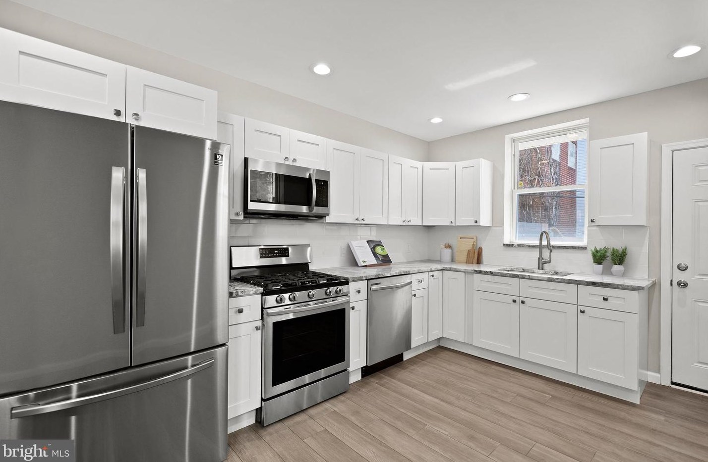 2216 Tasker St, Philadelphia PA  19145-1329 exterior