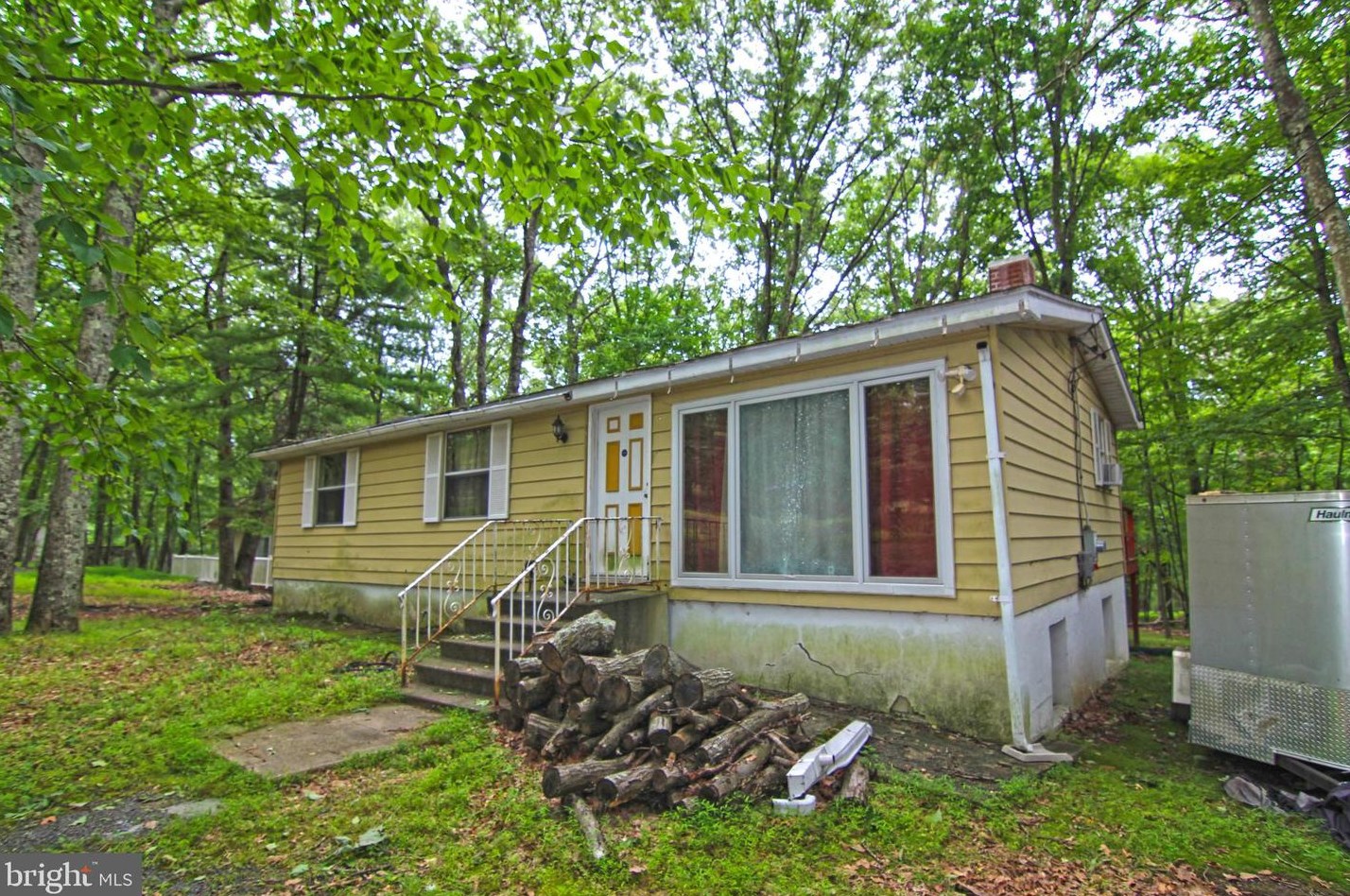110 Hummingbird Trl, Bushkill, PA 18324-8107