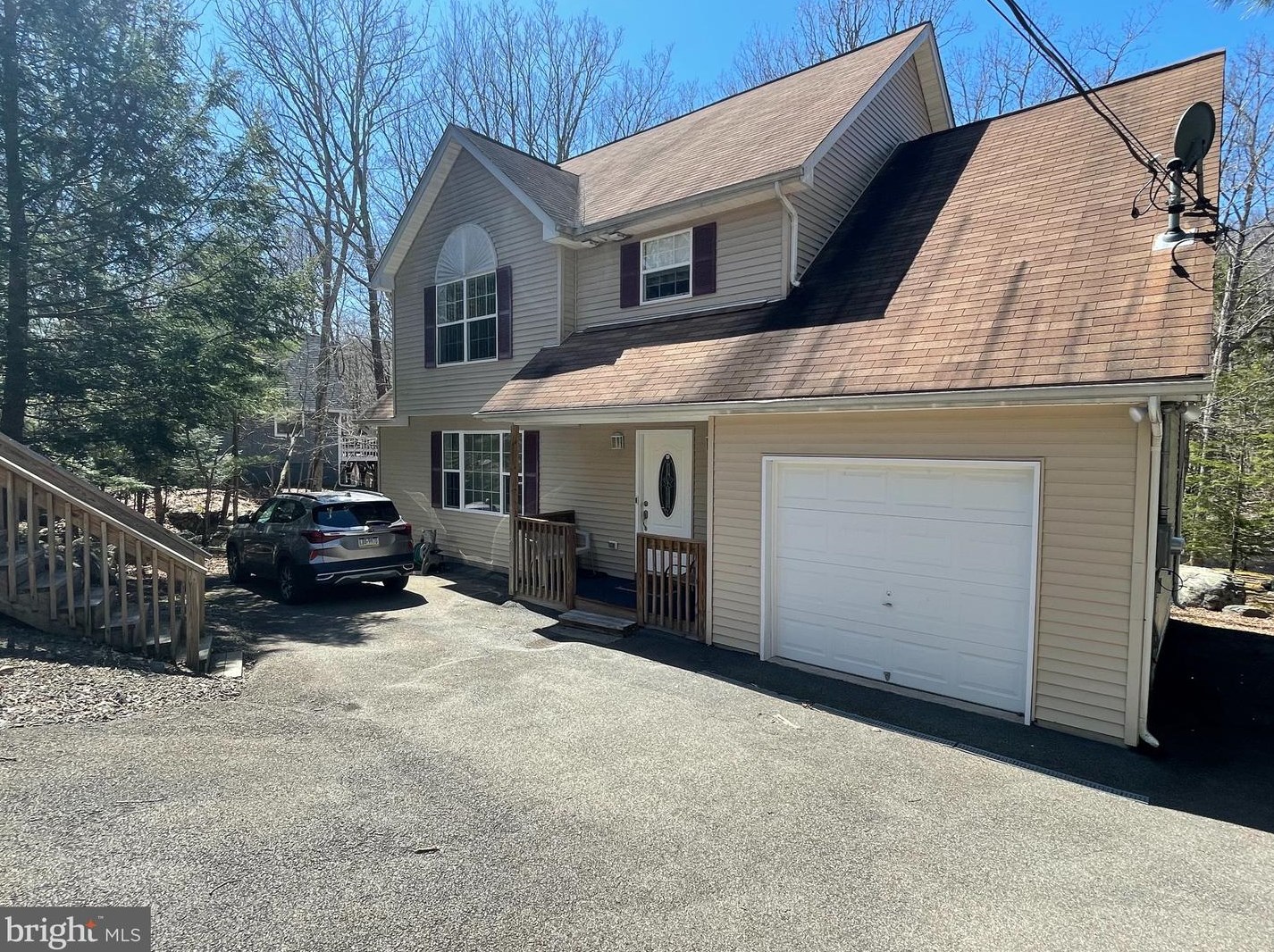 300 Canterbury Rd, Bushkill, PA 18324-7774
