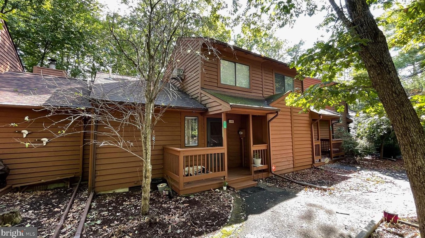 310 Keswick Ave, Bushkill, PA 18324-8140