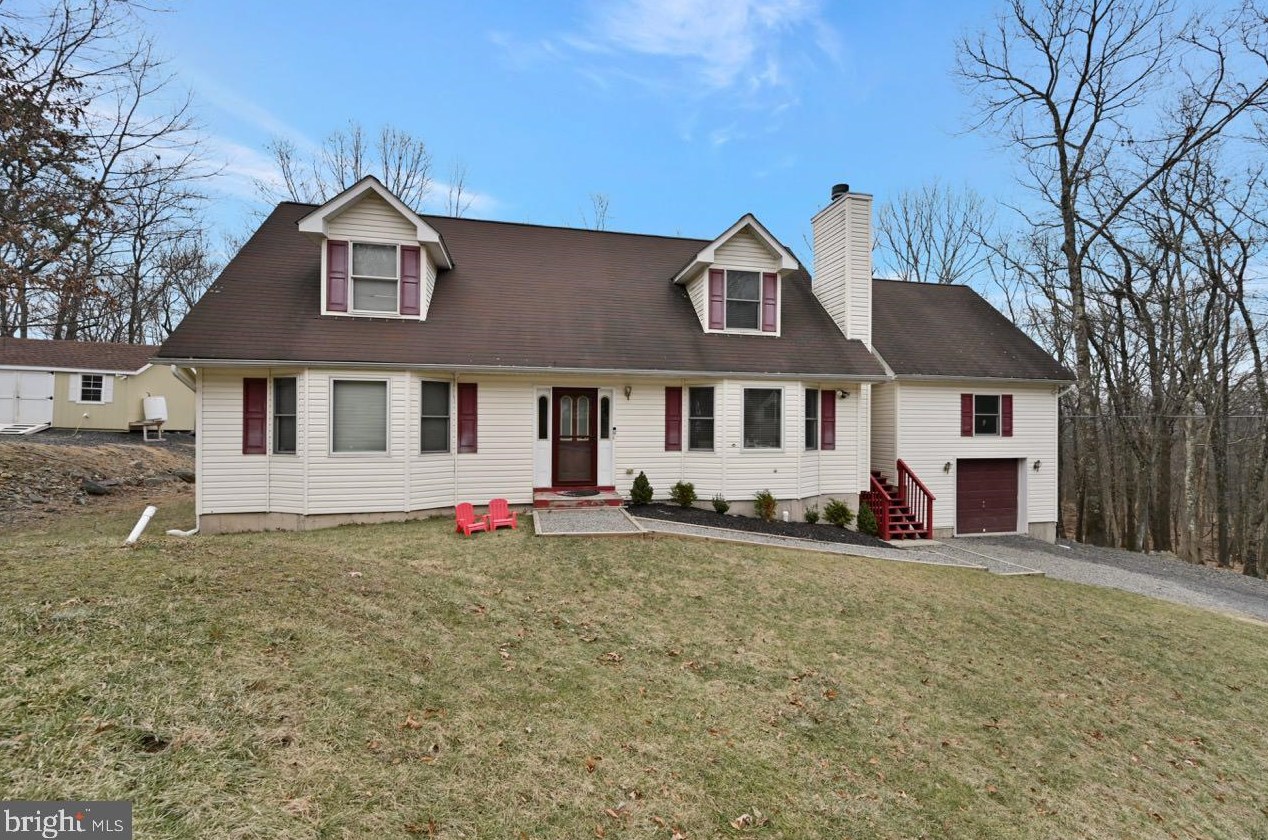 1100 Maple Lake Dr, Bushkill, PA 18324
