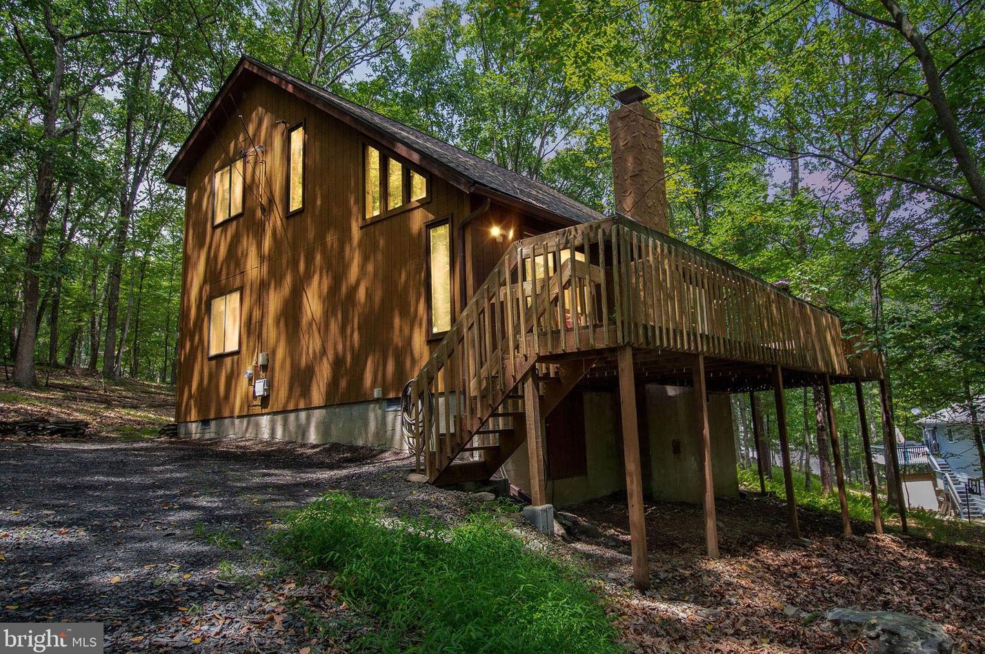 206 St Andrews Dr, Bushkill, PA 18324