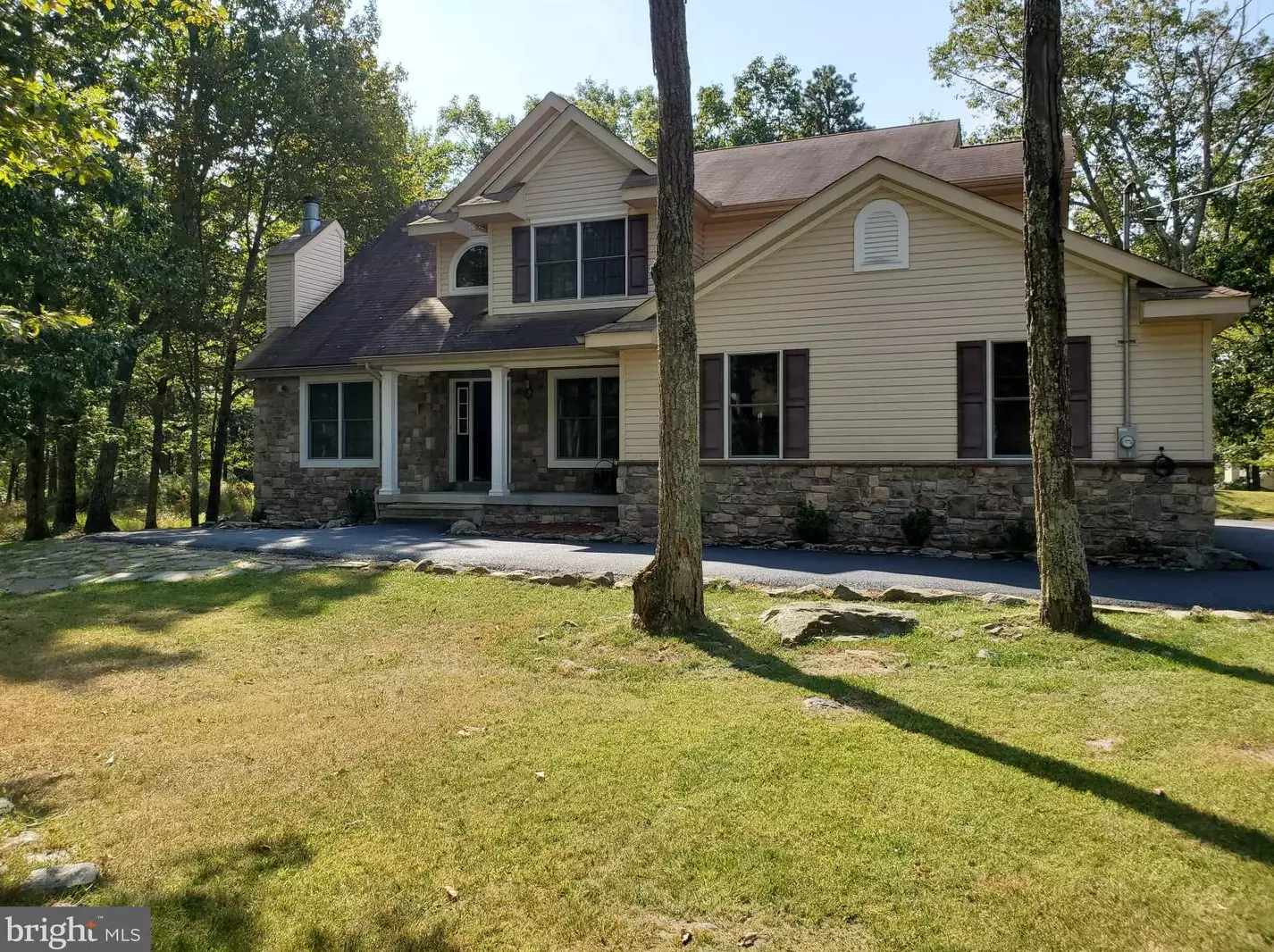 606 Mallard Ln, Bushkill PA 18324-8240 exterior