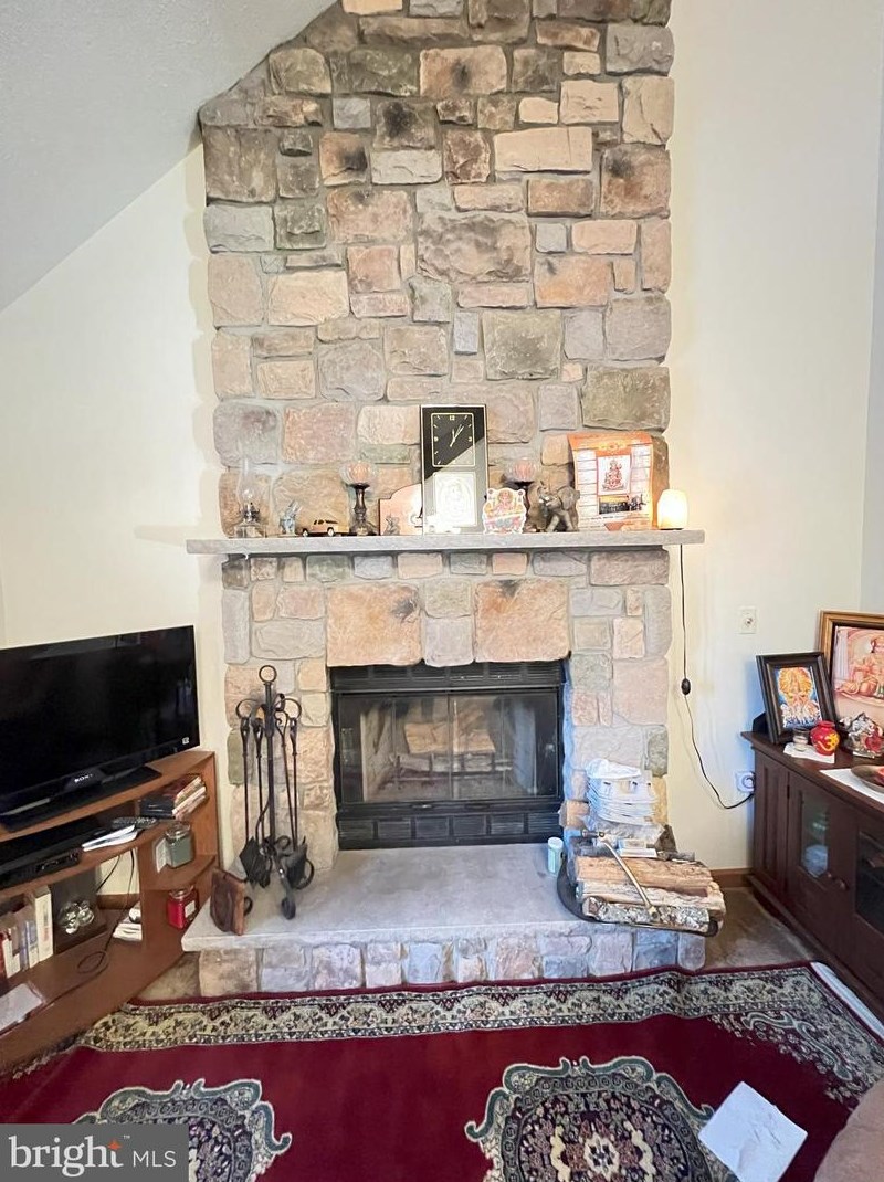 606 Mallard Ln, Bushkill PA 18324-8240 exterior