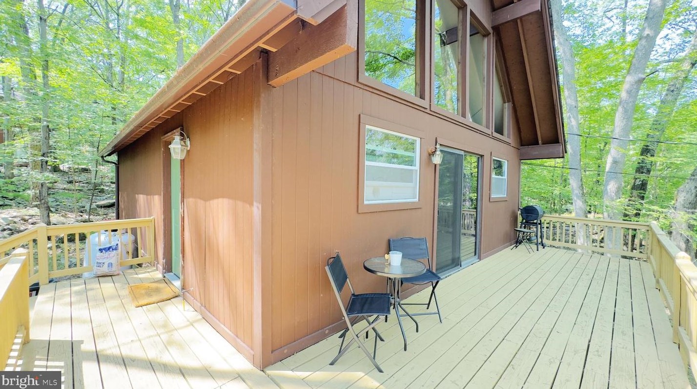 239 Saunders Dr, Bushkill, PA 18324