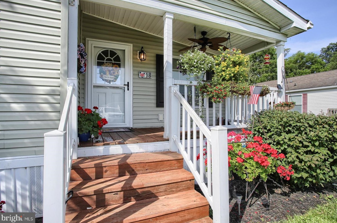 18 Meadowview Dr, Paradise Park, PA 17068