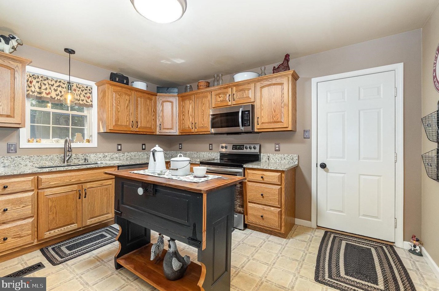 921 Mckeehan Rd, Paradise Park, PA 17068