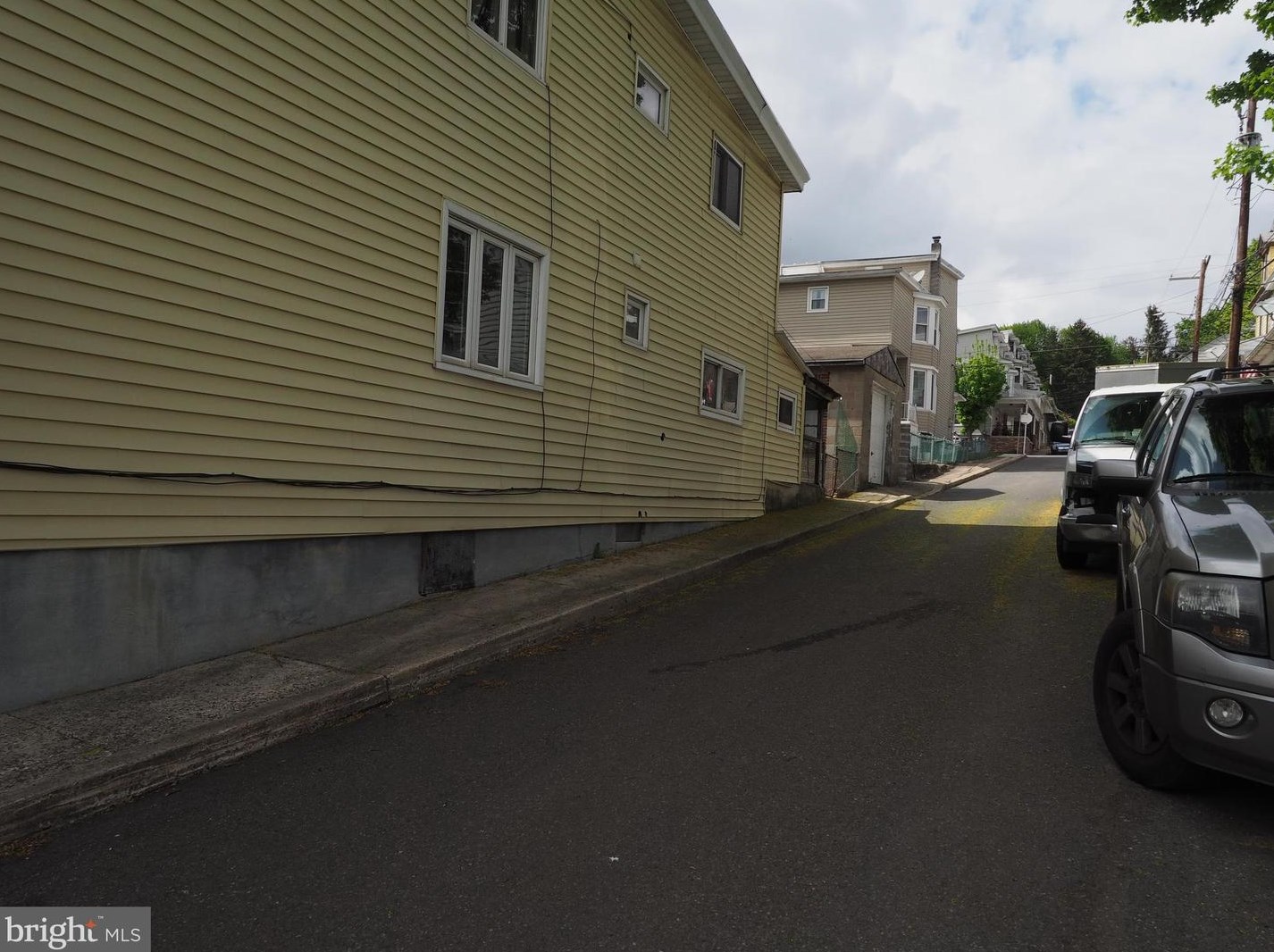417 Rowe St, Hometown, PA 18252-1124