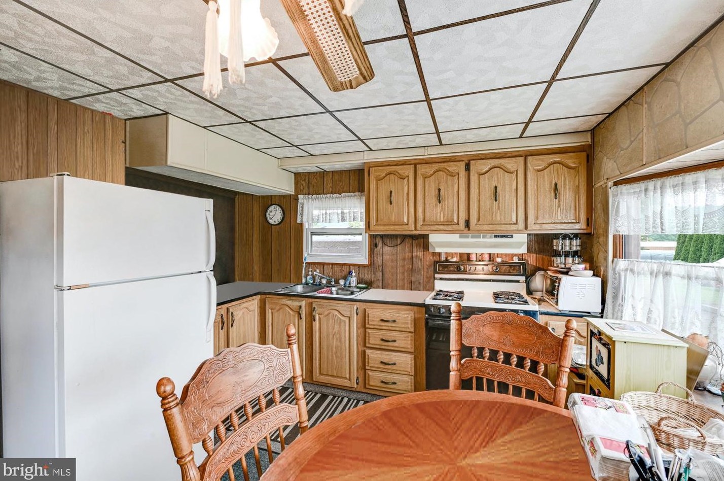 27 Trailer Rd, Pattersonville, PA 17967-9670