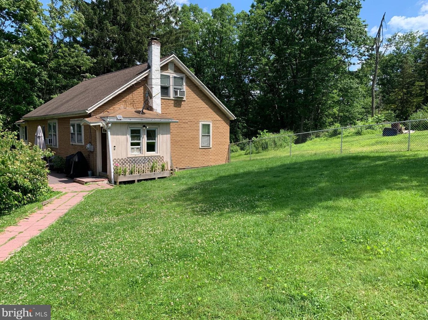 5 Swenson St, Hometown, PA 18252