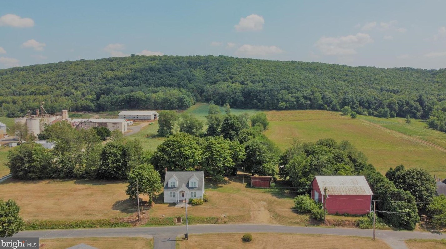 130 Mill Dr, Hometown, PA 18252-5570