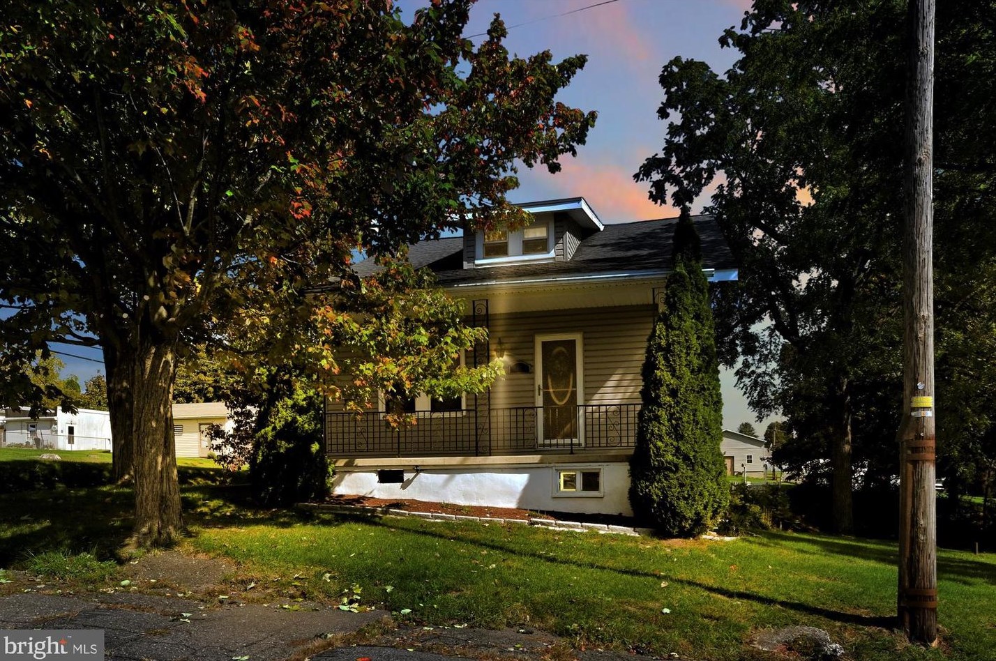65 6th St, Frackville, PA 17931-1037