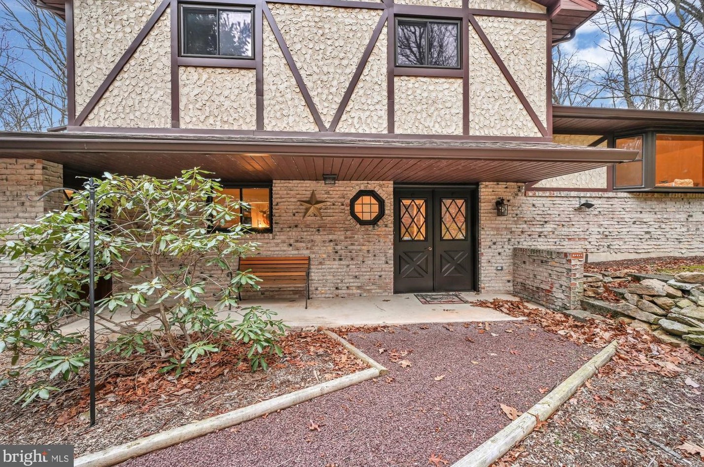 564 Mountain Rd, Hometown, PA 18252