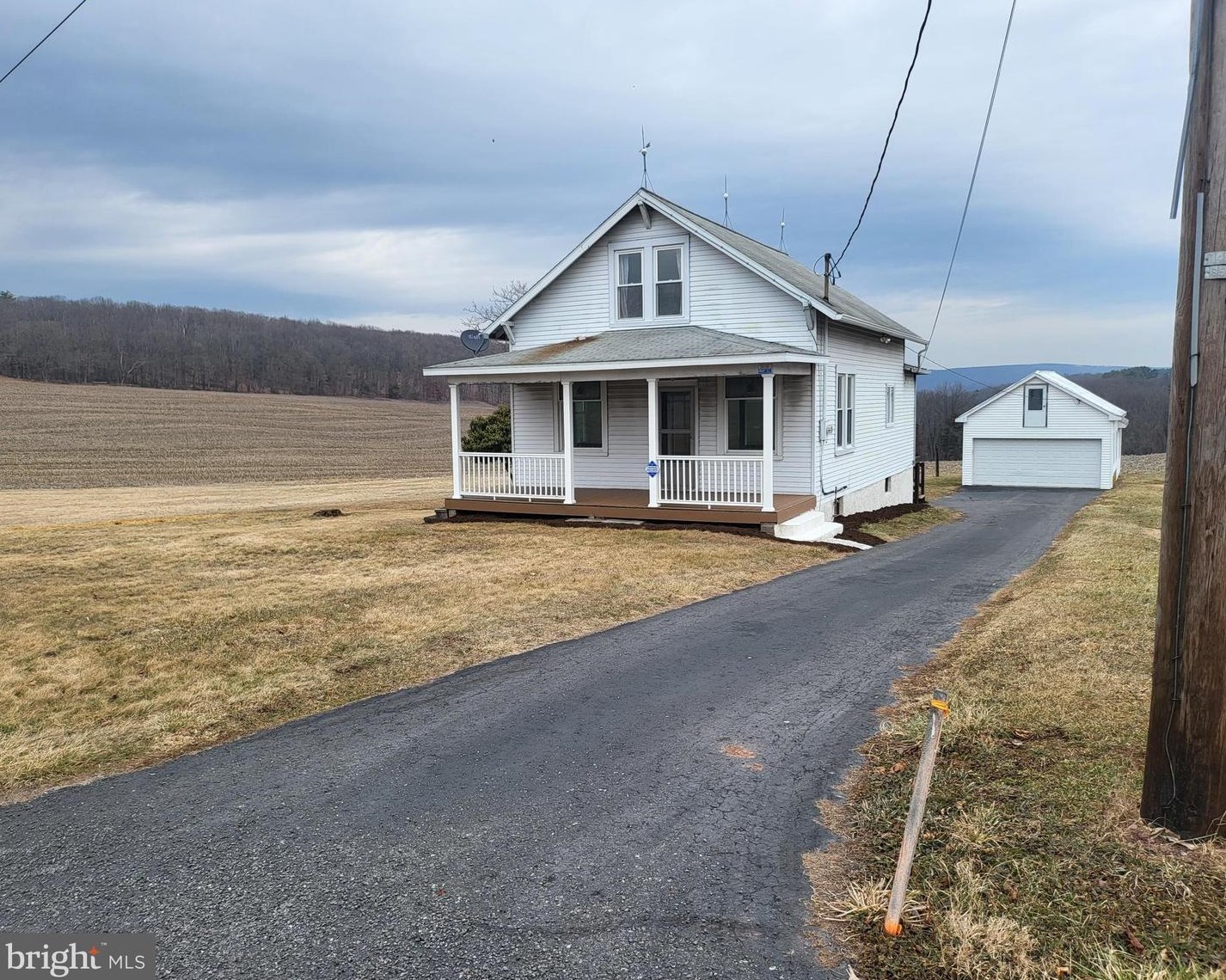 82 Cemetery Hl, Pattersonville, PA 17967-9758