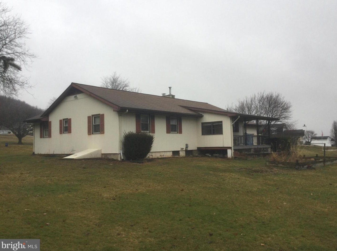 505 Fawn Ln, Hometown, PA 18252