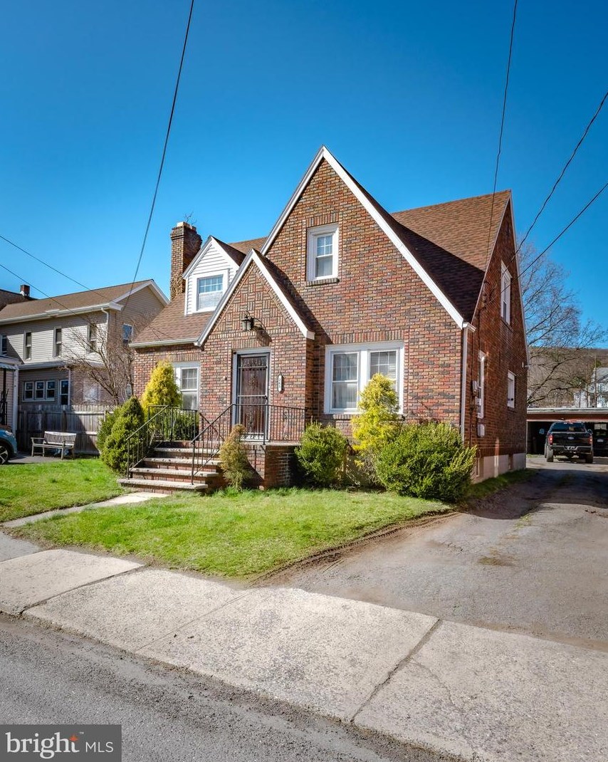265 Rowe St, Hometown, PA 18252-1243