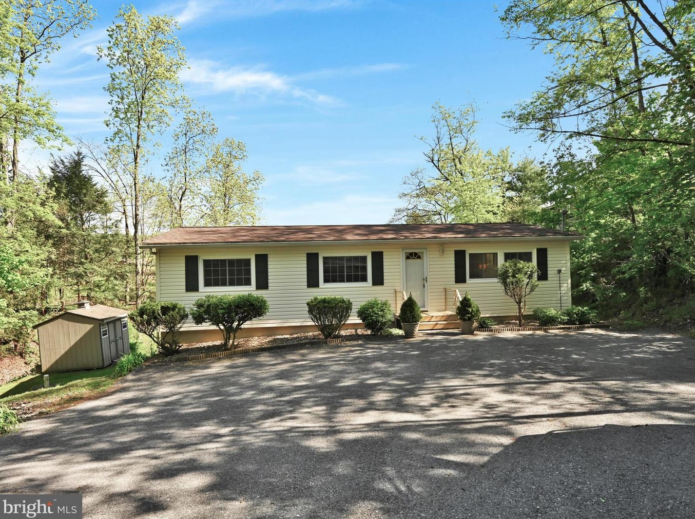2211 Wynonah Dr, Brommerstown PA  exterior
