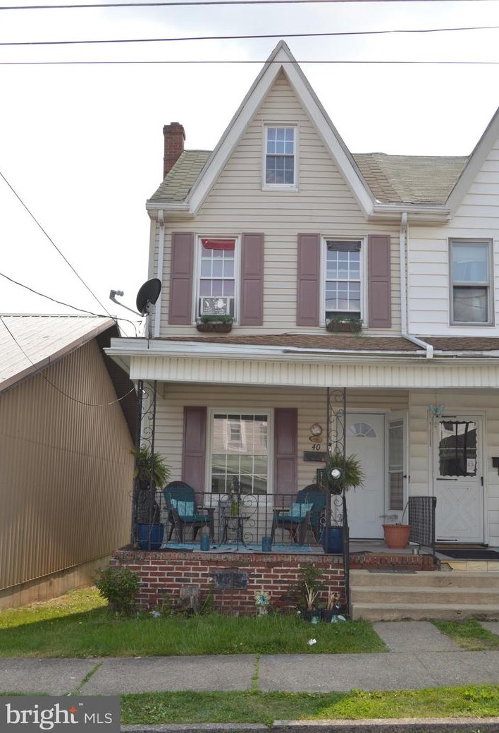 40 4th St, Frackville, PA 17931-1613