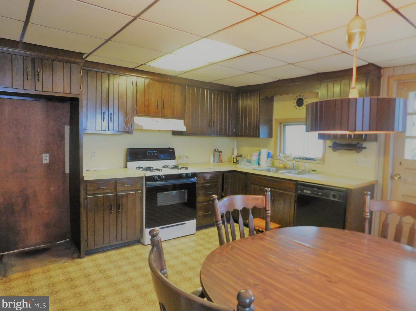 215 Hunter St, Hometown, PA 18252-2407