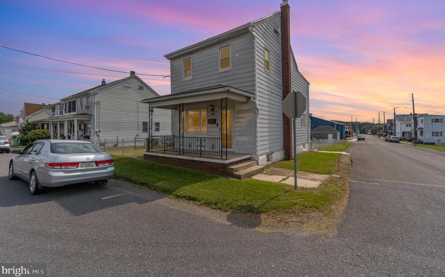 402 Middle St, Frackville, PA 17931-2417
