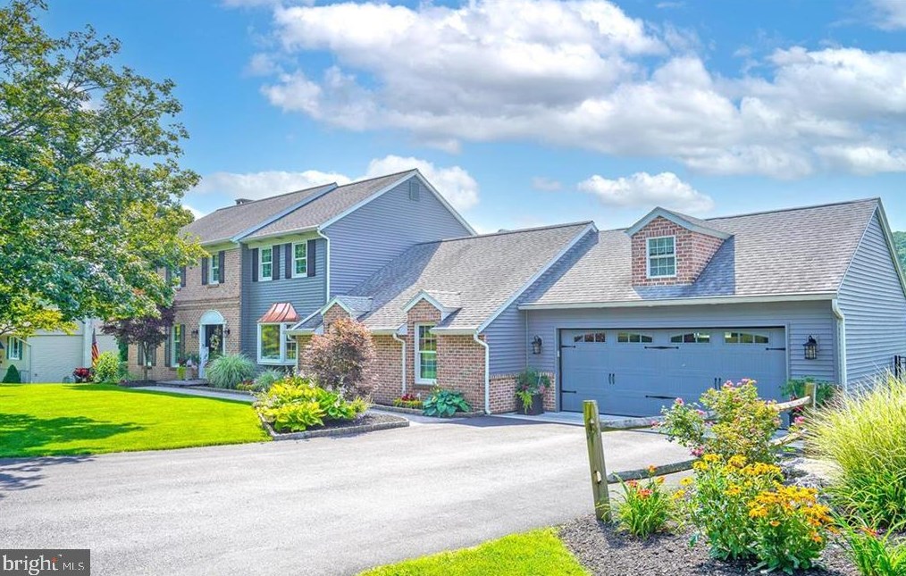 14 Clarryan St, Hometown, PA 18252-4535