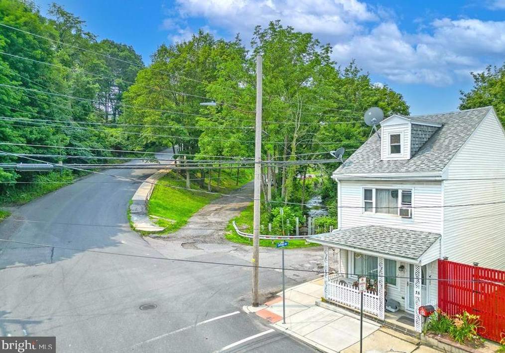 18 Lehigh St, Hometown, PA 18252-1118