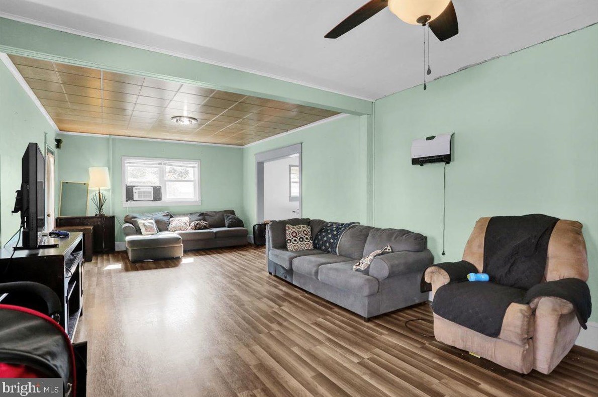 25 Ruddle St, Coaldale, PA 18218-1206