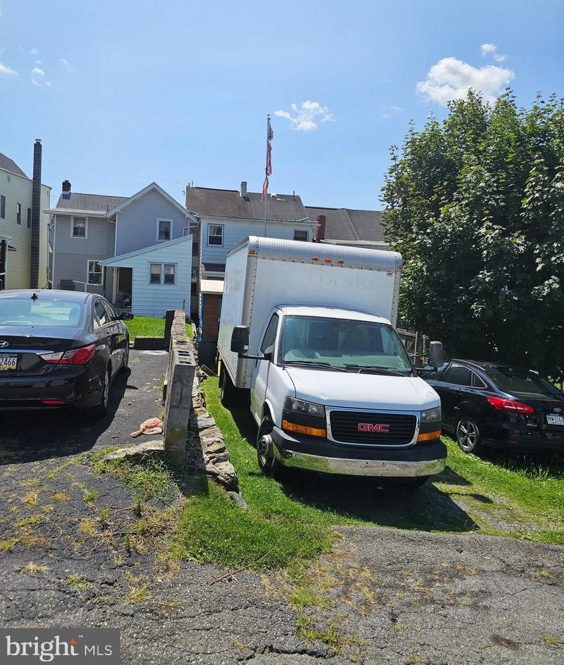 415 Union St, Hometown, PA 18252-1618