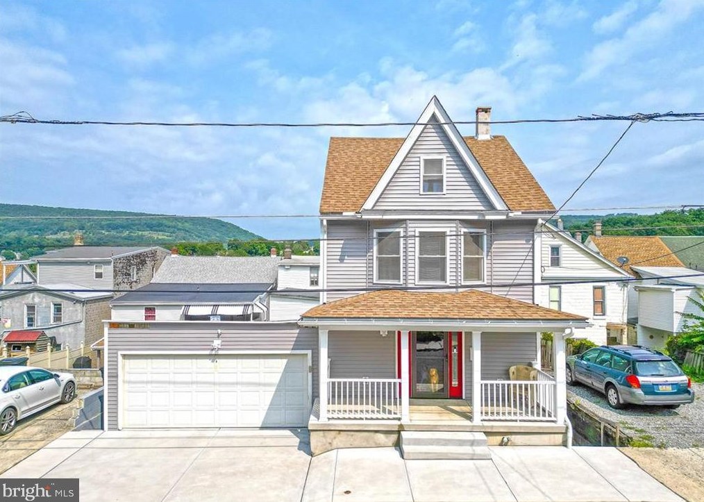 427 Arlington St, Hometown, PA 18252-2103