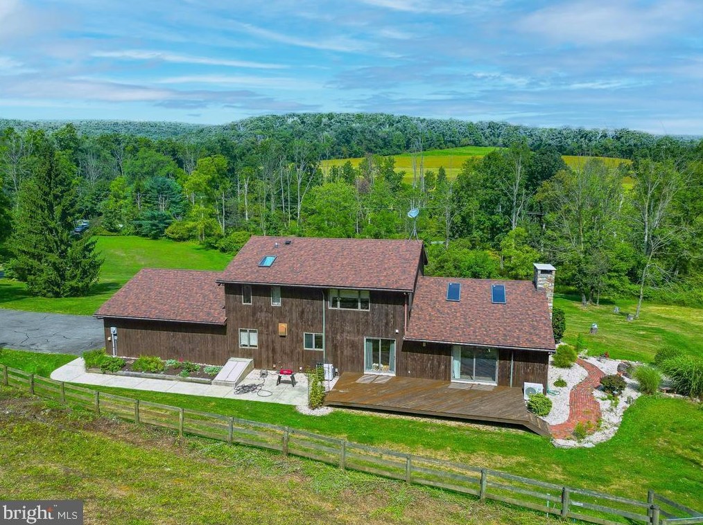 426 Dairy Rd, Hometown, PA 18252-5522