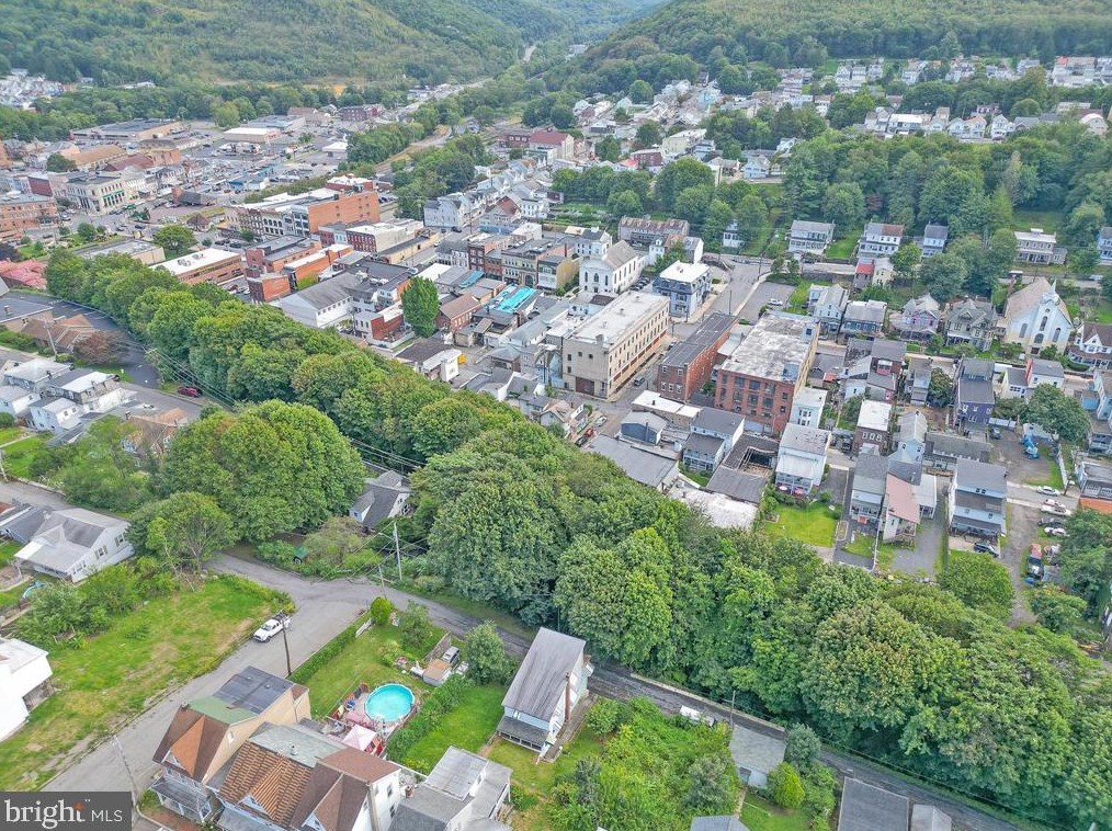 211 Franklin St, Hometown, PA 18252-1209