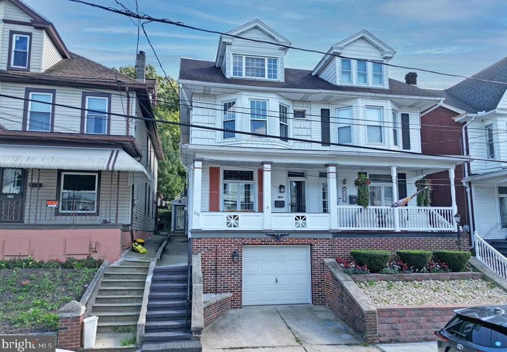 636 Arlington St, Hometown, PA 18252-2202
