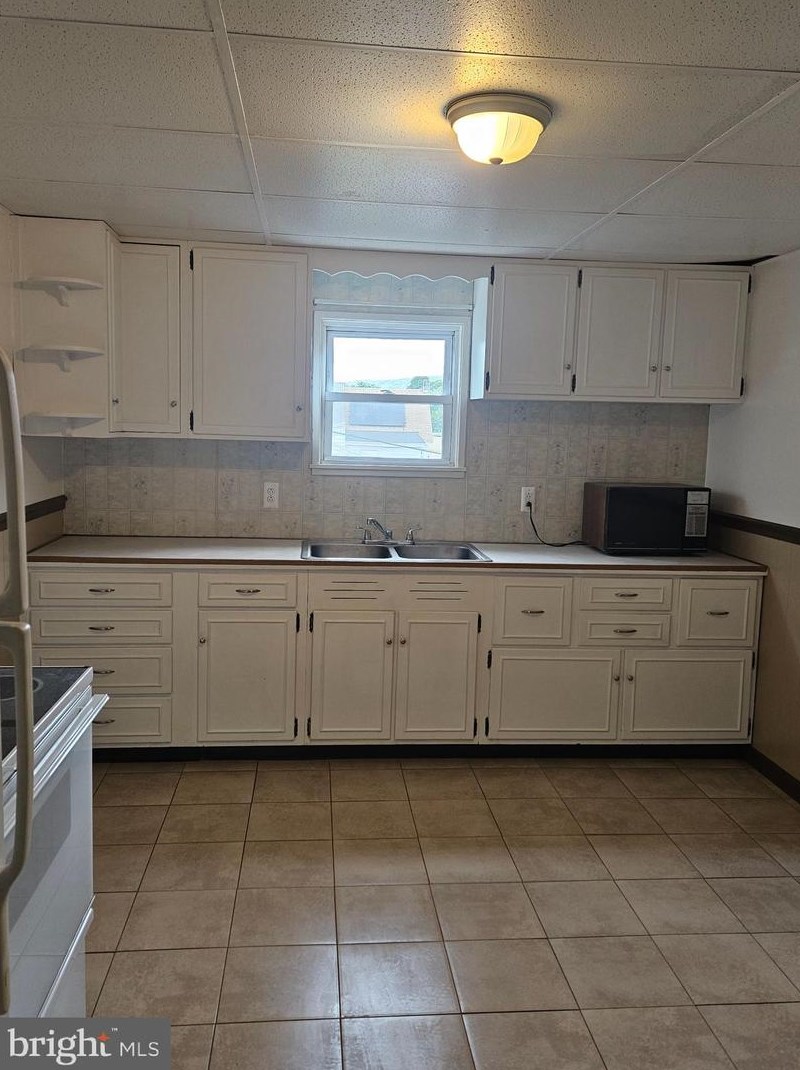 219 Lehigh St, Hometown, PA 18252-1105