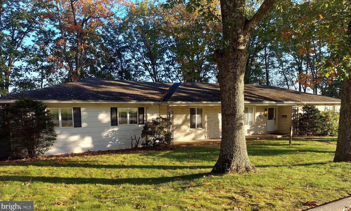 517 W Laurel St, Frackville, PA 17931