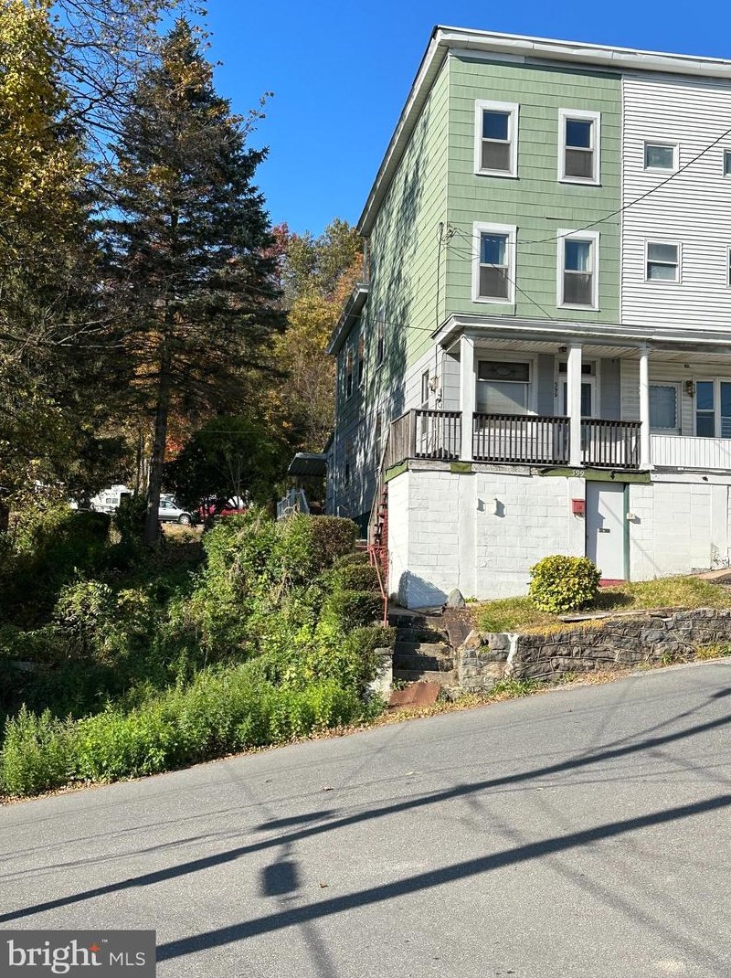 399 E Elm St, Hometown, PA 18252